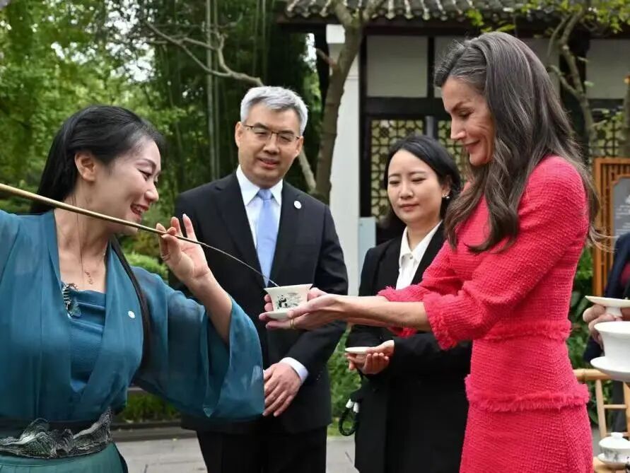 ok138cn太阳集团旅游学院校友与西班牙王后共创“熊猫点睛”茶艺